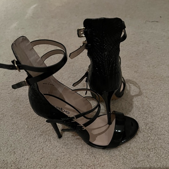 🔥♥️ Black BEBE Croc Embossed Sandals with Patent Leather Straps - Picture 10 of 12